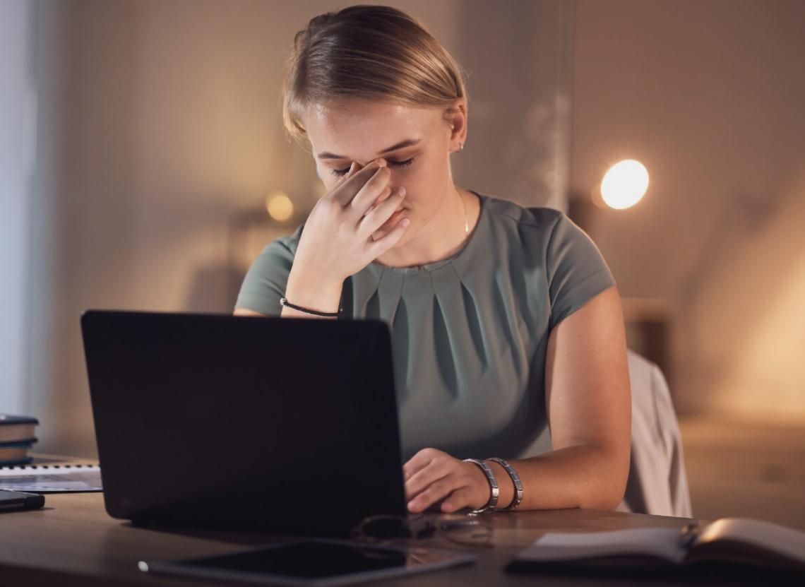 Teamarbeit und Finanzanalyse im modernen Büro