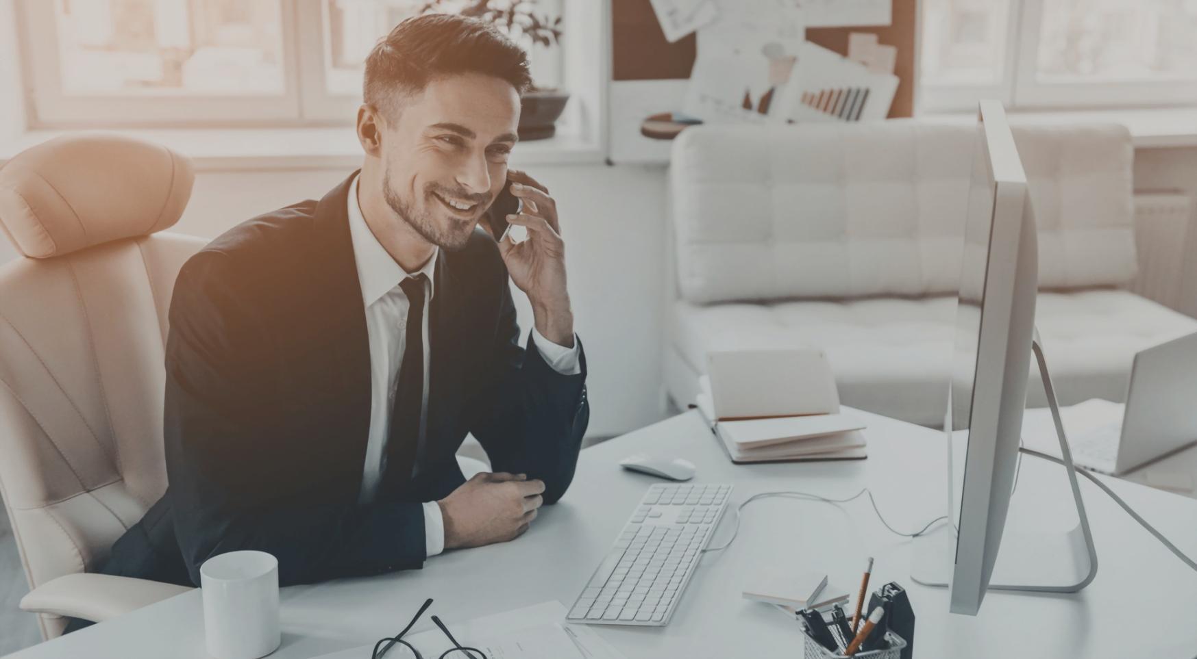 Arbeitsplatz mit Finanzunterlagen und Analysewerkzeugen