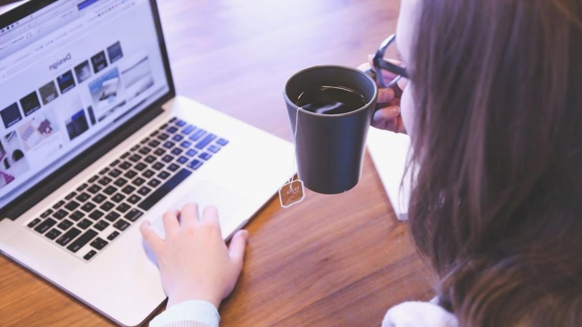 Moderne Geschäftsumgebung mit Finanzunterlagen und digitalen Werkzeugen