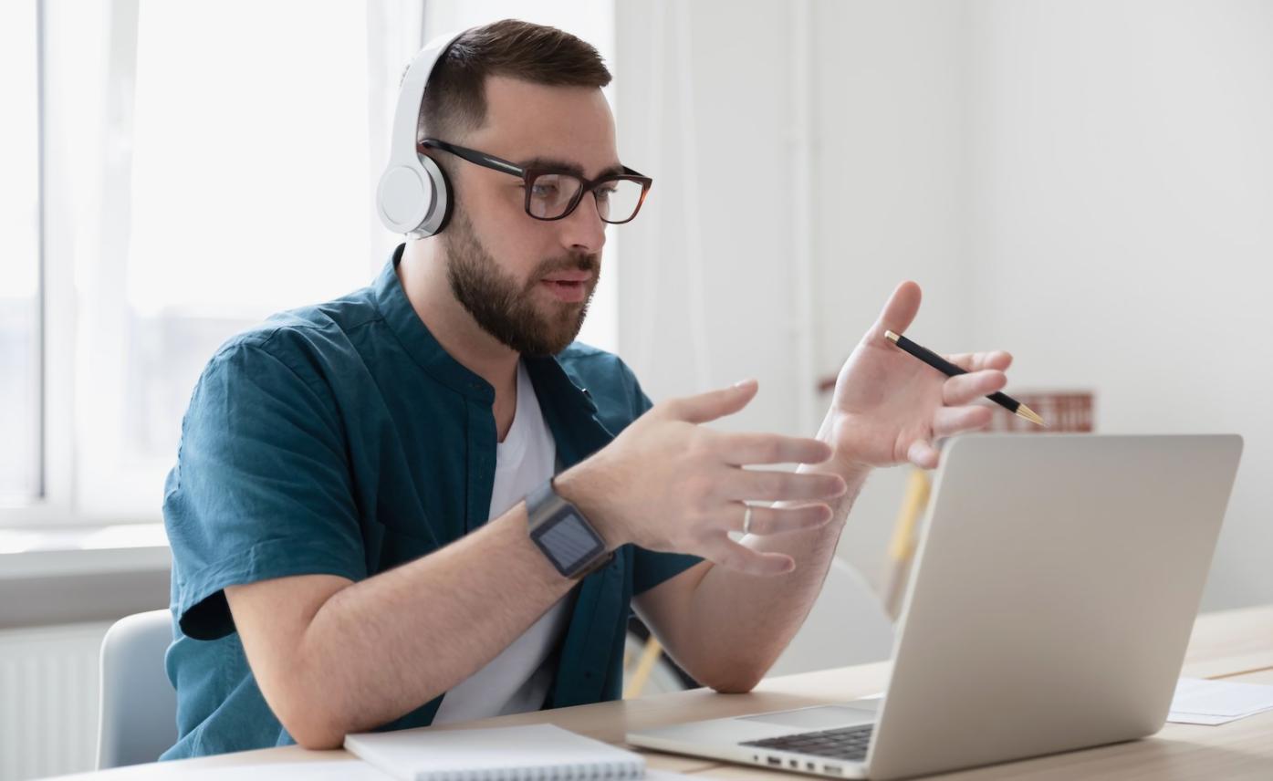 Professionelle Finanzberatung im Büro mit Dokumentenanalyse
